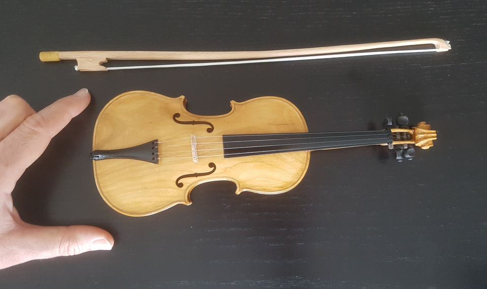 Violon en bois miniature échelle 1/2 avec son archer dans sa boite