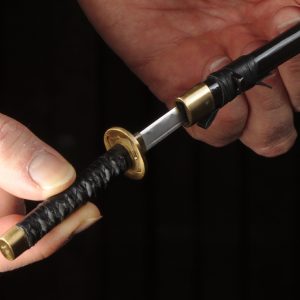 Katana miniature dégainé de son fourreau